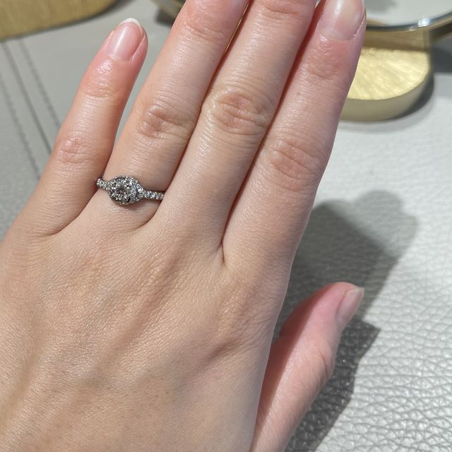【ショーメ(CHAUMET)の口コミ】 人と被らないデザインで、華やかな婚約指輪を探していました。中央のダイ…