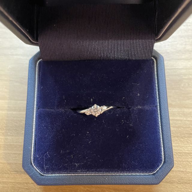 【銀座ダイヤモンドシライシの口コミ】 彼女の小ぶりな細い指によく似合った、また元から希望であったウェーブな…