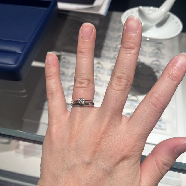 【銀座ダイヤモンドシライシの口コミ】 指輪のデザイン：シンプルだけど、ミル打ちされているスタイリッシュなデ…