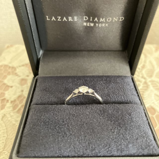 【ラザール ダイヤモンド【取扱店販売】の口コミ】 横からのデザインにこだわっており、とてもきれい。シンプルすぎないデザ…