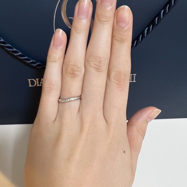 【銀座ダイヤモンドシライシの口コミ】 ダイヤモンドの入り方が流れるように綺麗で、指輪の太さも合っており、と…