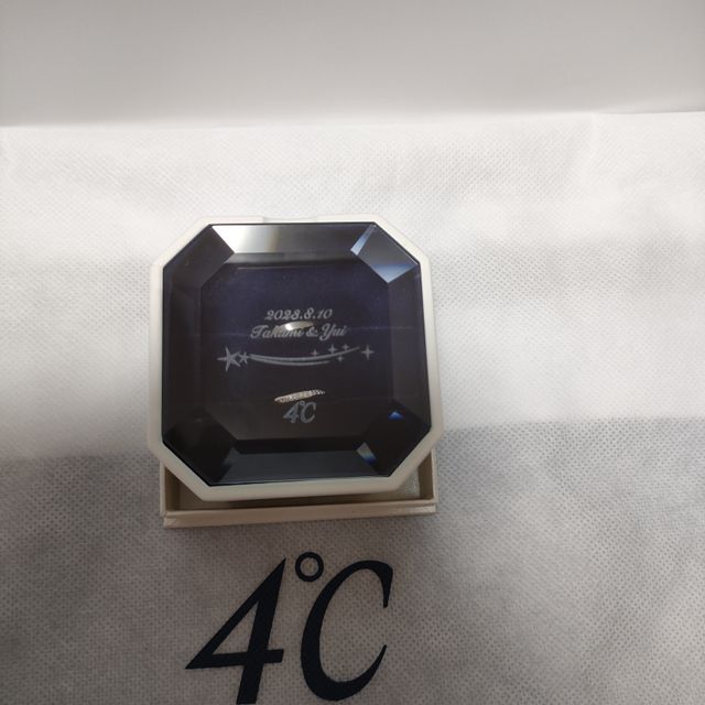 【4℃ BRIDAL(ヨンドシーブライダル)の口コミ】 ブランドで決めました。キラキラしている指輪が良くてダイヤが多いものを…