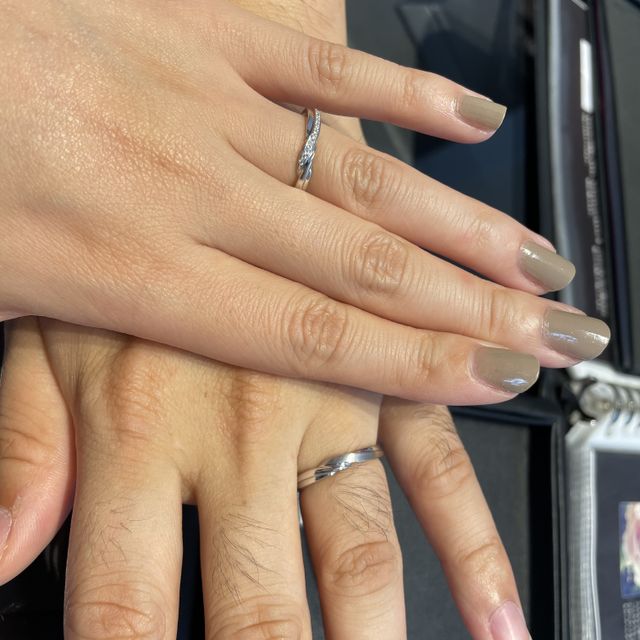 【エクセルコダイヤモンド(EXELCO DIAMOND)の口コミ】 他店ではなかなか見かけないデザインで、私の方はダイヤがついており、彼…