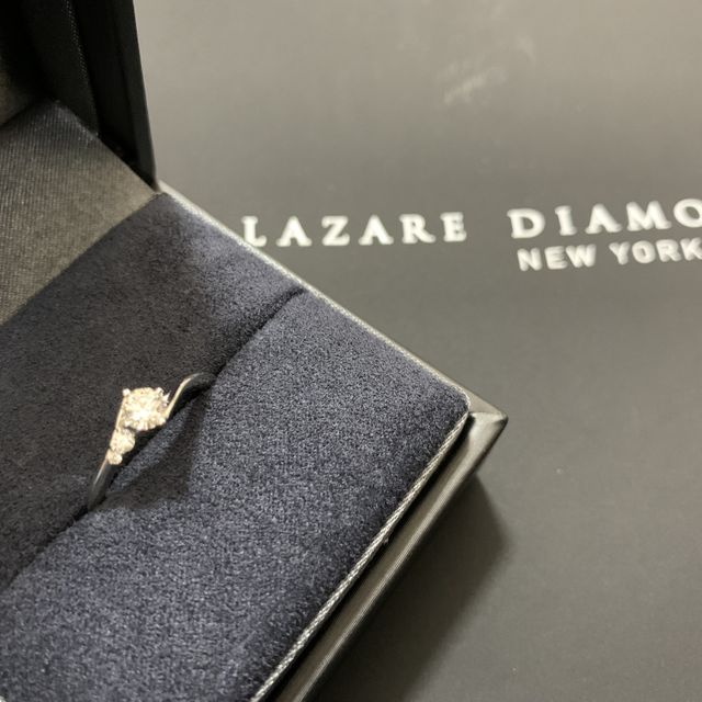【ラザール ダイヤモンド(LAZARE DIAMOND)の口コミ】 石一つの隣に小さい石が並んでいるもので、指輪の形も指に馴染みやすいも…