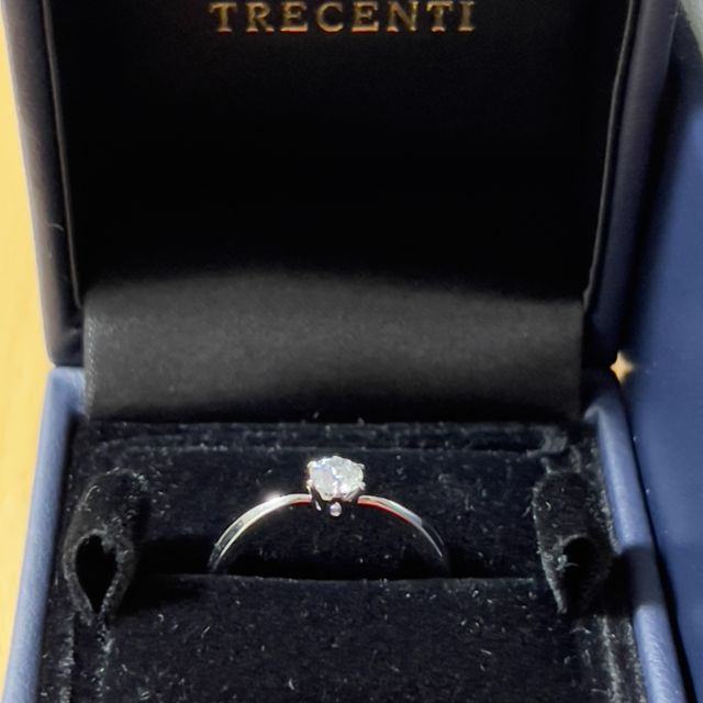 【TRECENTI(トレセンテ)の口コミ】 宙に浮いているようなデザインに惹かれて購入しました。
ダイヤモンドに対…