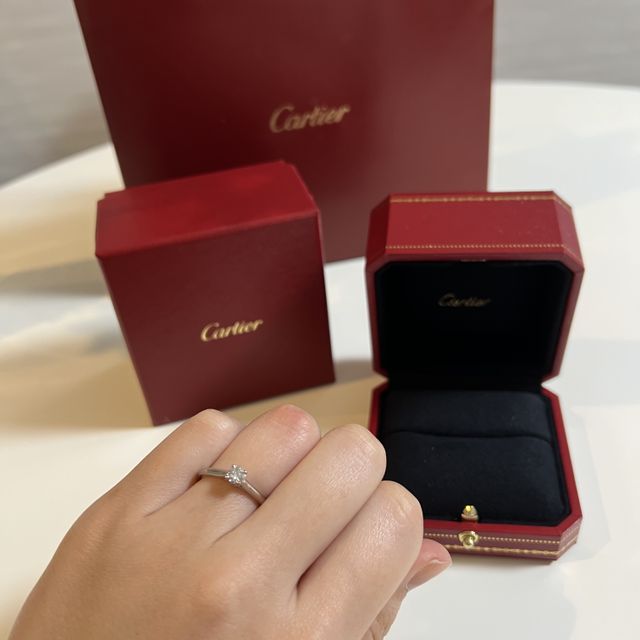 【カルティエ(Cartier)の口コミ】 一緒に選びに行ったのですが、指輪の透明感とプラチナに一粒ダイヤが輝い…