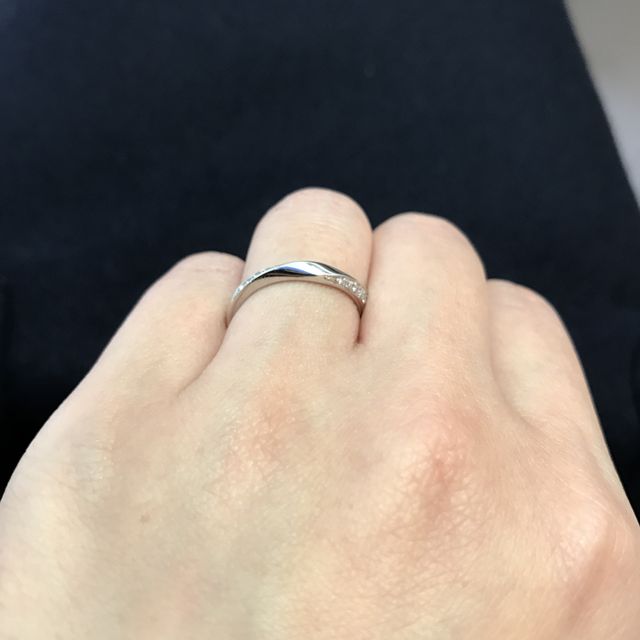 【CAFERING(カフェリング)の口コミ】 ストレートのデザインで見比べていて、これはストレートでひねりのあるデ…