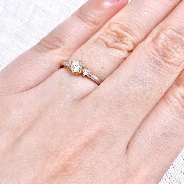 【YUKA HOJO(ユカホウジョウ)の口コミ】 シンプルで可愛らしい指輪を探してました。
たくさんたくさん試着して、ゴ…