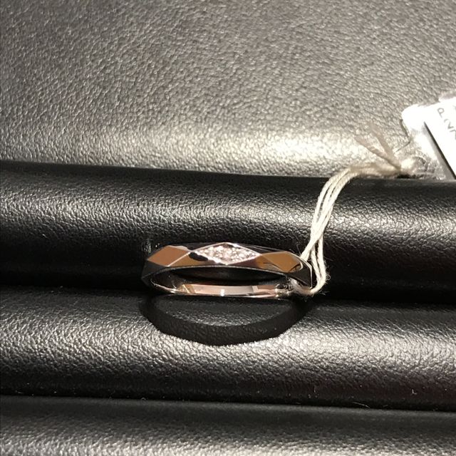 【AFFLUX(アフラックス)の口コミ】 ストレートで色々と比べていて、このデザインはカット面がとても珍しくて…