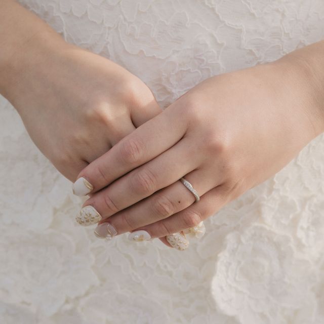 【銀座ダイヤモンドシライシの口コミ】 指か短いので、指がすっきり見えるデザインにしました。
スターリーのねじ…