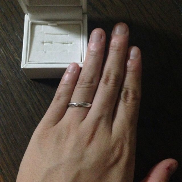 【4℃ BRIDAL(ヨンドシーブライダル)の口コミ】 4℃のデザインが大好きではじめはお店に見に行きました。シンプルなデザイ…