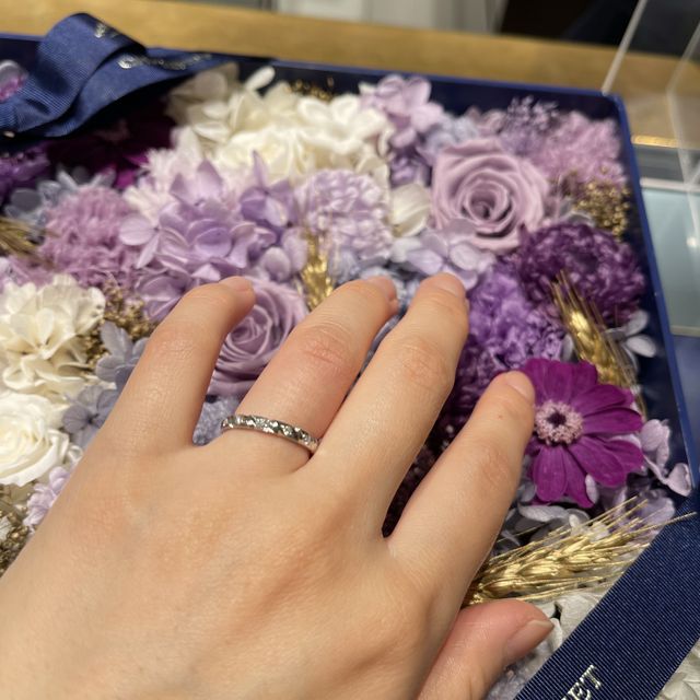 【ショーメ(CHAUMET)の口コミ】 トルサードの8ダイヤの細いタイプです。横から見てもダイヤがキラキラと輝…