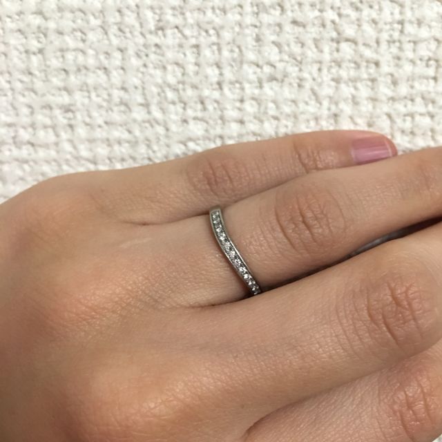 【アイプリモ(I-PRIMO)の口コミ】 指にしっかりフィットするよう、リングの形が左斜めに向かって少し下がっ…