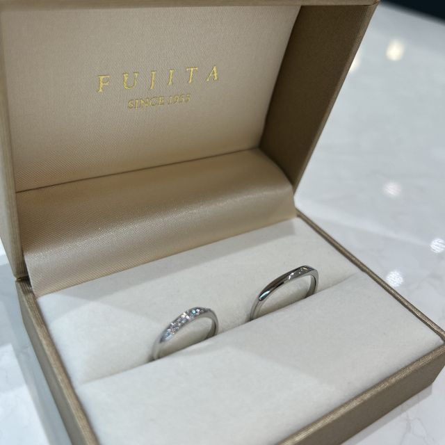 【CAFERING(カフェリング)の口コミ】 指輪の表面にあるダイヤがきらきら輝いていて、とても綺麗でした。また、…