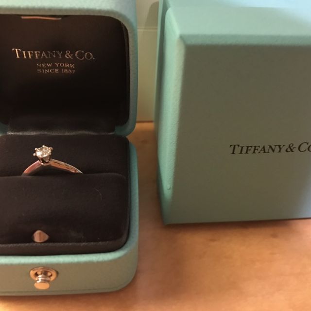【ティファニー(Tiffany & Co.)の口コミ】 まずティファニーというブランドに憧れがあり、店を訪れた。提案してくれ…