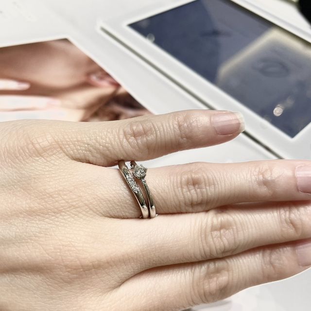 【4℃ BRIDAL(ヨンドシーブライダル)の口コミ】 いろんな種類があり、何度も試着をして迷った結果、細めのウェーブを選び…