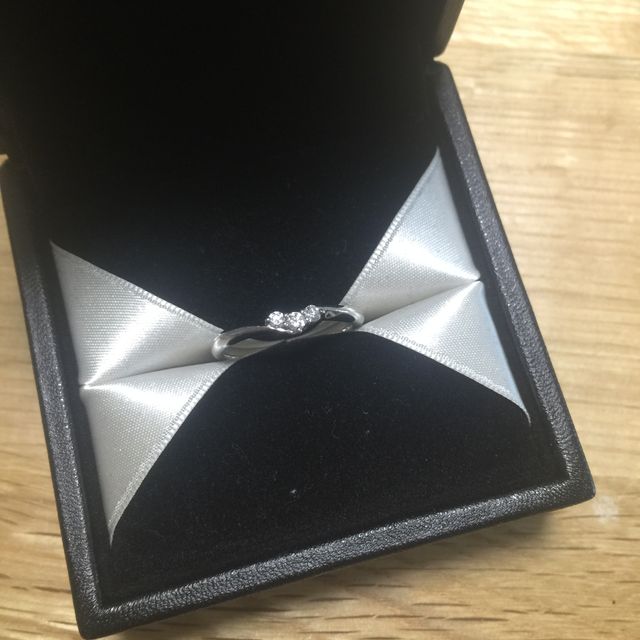 【エクセルコダイヤモンド(EXELCO DIAMOND)の口コミ】 婚約指輪と重ね付けしたかったので、重ね付けしたときのフィット感を重視…