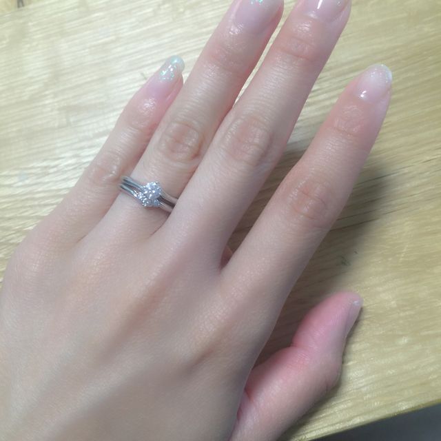 【エクセルコダイヤモンド(EXELCO DIAMOND)の口コミ】 婚約指輪と重ね付けしたかったので、重ね付けしたときのフィット感を重視…