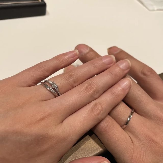 【ラザール ダイヤモンド(LAZARE DIAMOND)の口コミ】 わたしたちは手が小さめで、水かきが大きいので、S字かＶ字の指輪が良いか…