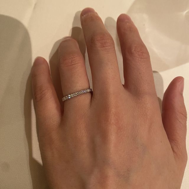 【銀座ダイヤモンドシライシの口コミ】 結婚指輪に重ね付けするエタニティリングを探していたのですが、結婚指輪…