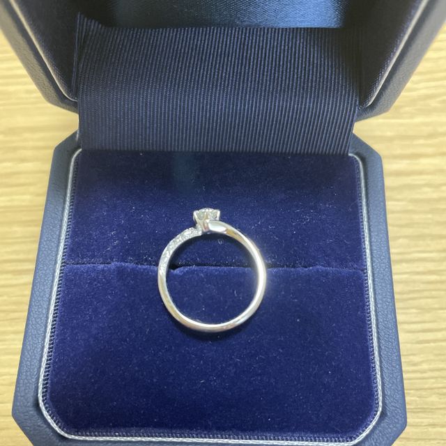 【銀座ダイヤモンドシライシの口コミ】 どの角度から見てもキラキラして可愛かったからです。
リングが丸くてツル…
