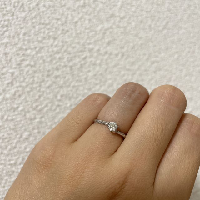 【銀座ダイヤモンドシライシの口コミ】 どの角度から見てもキラキラして可愛かったからです。
リングが丸くてツル…
