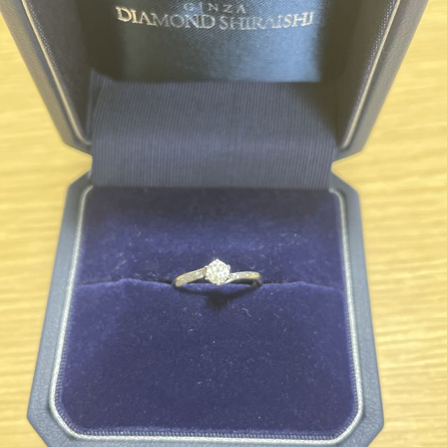 【銀座ダイヤモンドシライシの口コミ】 どの角度から見てもキラキラして可愛かったからです。
リングが丸くてツル…
