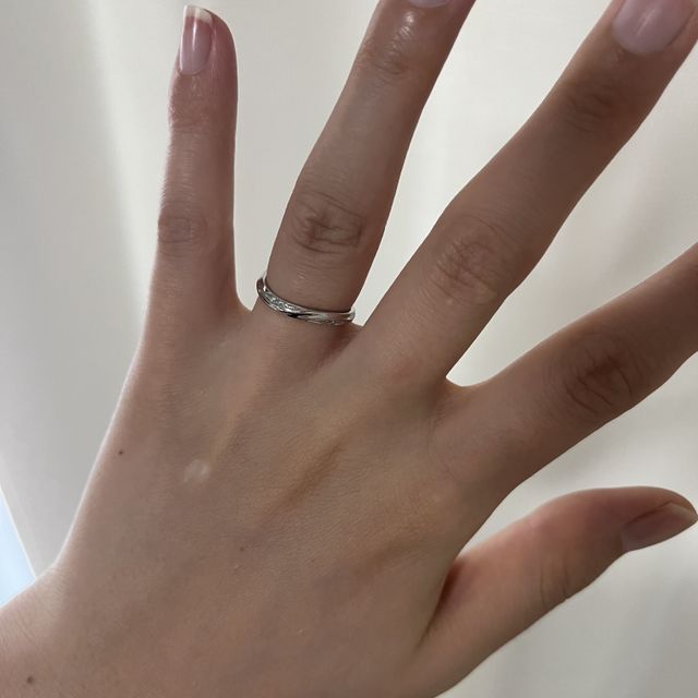【銀座ダイヤモンドシライシの口コミ】 はめたときに、自分の指が最大限綺麗に見えるデザインだと感じたのが指輪…