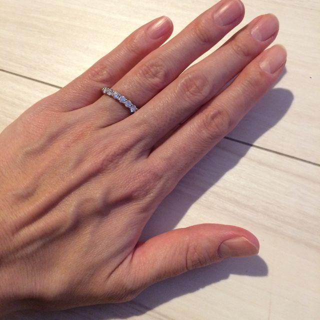 【ティファニー(Tiffany & Co.)の口コミ】 ハーフサークルシェアドプロングセッティングバンドリング。
ダイヤが囲わ…