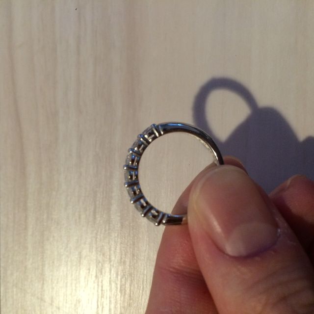【ティファニー(Tiffany & Co.)の口コミ】 ハーフサークルシェアドプロングセッティングバンドリング。
ダイヤが囲わ…
