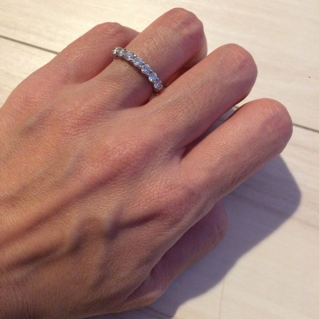 【ティファニー(Tiffany & Co.)の口コミ】 ハーフサークルシェアドプロングセッティングバンドリング。
ダイヤが囲わ…