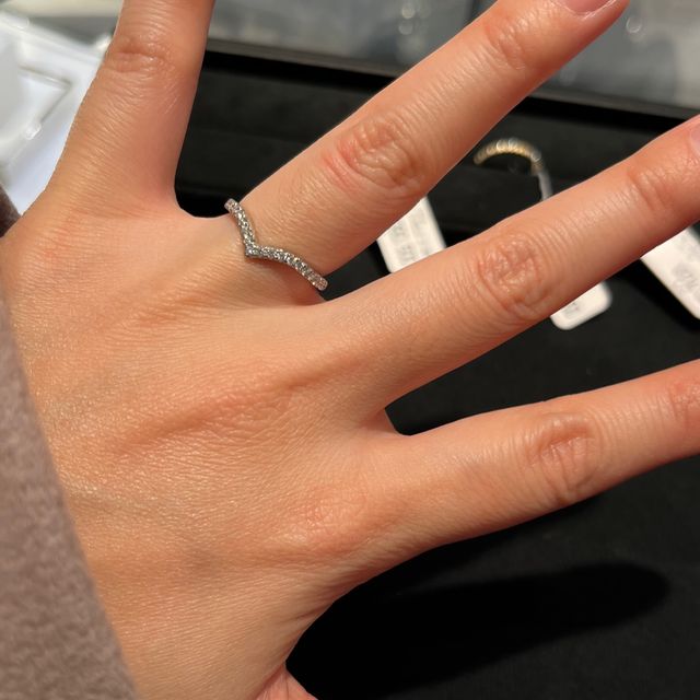 【ティファニー(Tiffany & Co.)の口コミ】 Vカット、細めのデザインであるため指が細長く華奢に見えます。またダイヤ…