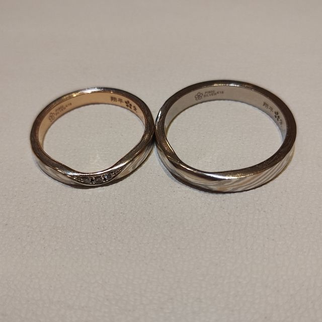 【杢目金屋(もくめがねや)の口コミ】 恋桜という木目調の金属が美しいリングです。プラチナやシルバー、ピンク…