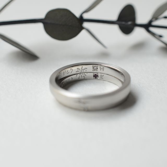 【CRAFY(クラフィ)の口コミ】 自分たちだけのオリジナル指輪を作れるということで選びました。
星の飾り…