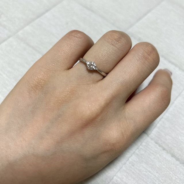 【BIJOUPIKO(ビジュピコ)の口コミ】 石が3つで上から見た時のデザインが可愛いからです。
横から見たデザイン…