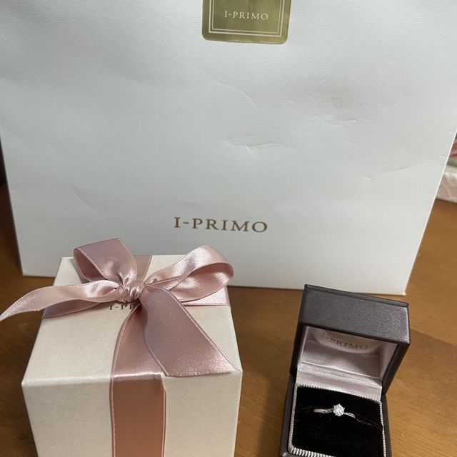 【アイプリモ(I-PRIMO)の口コミ】 センターのダイヤが主張しすぎず、それでいて斜めから見た時にセンターの…