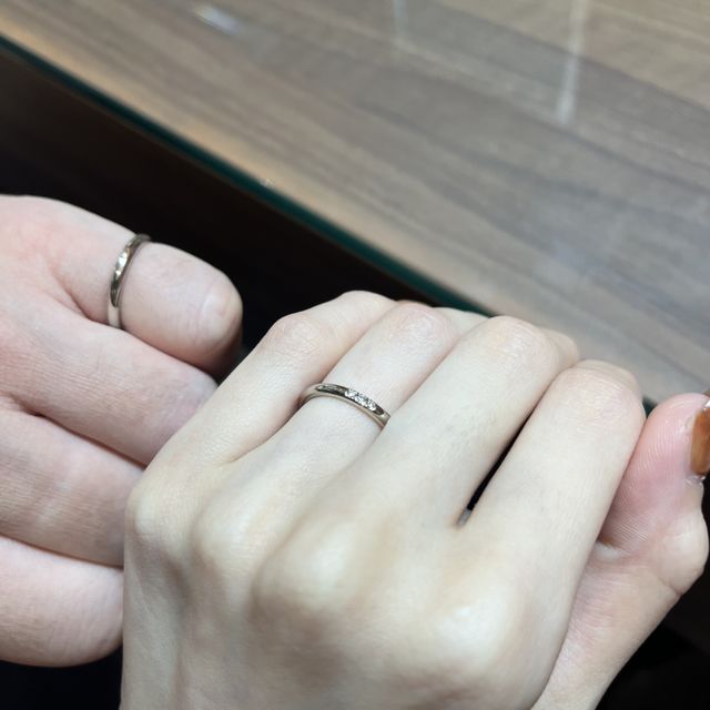 【4℃ BRIDAL(ヨンドシーブライダル)の口コミ】 商品のコンセプトにもあるように、手に取るとシンプルで上品な指輪と思い…