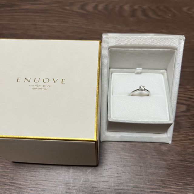 【ENUOVE(イノーヴェ)の口コミ】 結婚指輪との重ね付けをする前提で婚約指輪を選びました。シンプル、かつ…