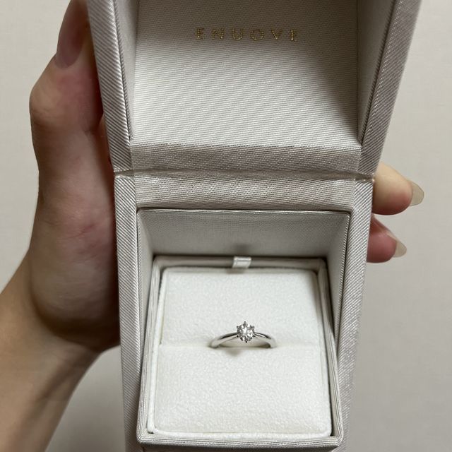 【ENUOVE(イノーヴェ)の口コミ】 結婚指輪との重ね付けをする前提で婚約指輪を選びました。シンプル、かつ…