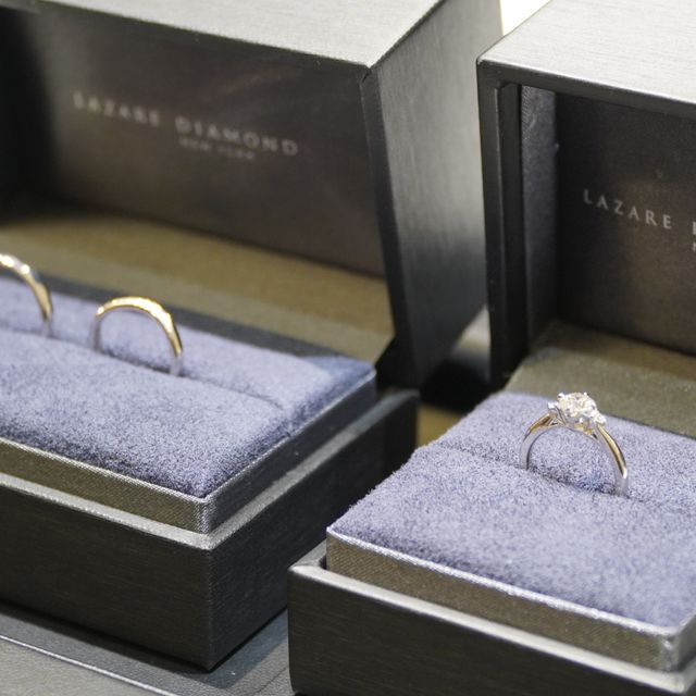 【ラザール ダイヤモンド(LAZARE DIAMOND)の口コミ】 唯一無二の婚約指輪のデザインが購入の決め手です。元々LAZAREDIAMONDのブ…