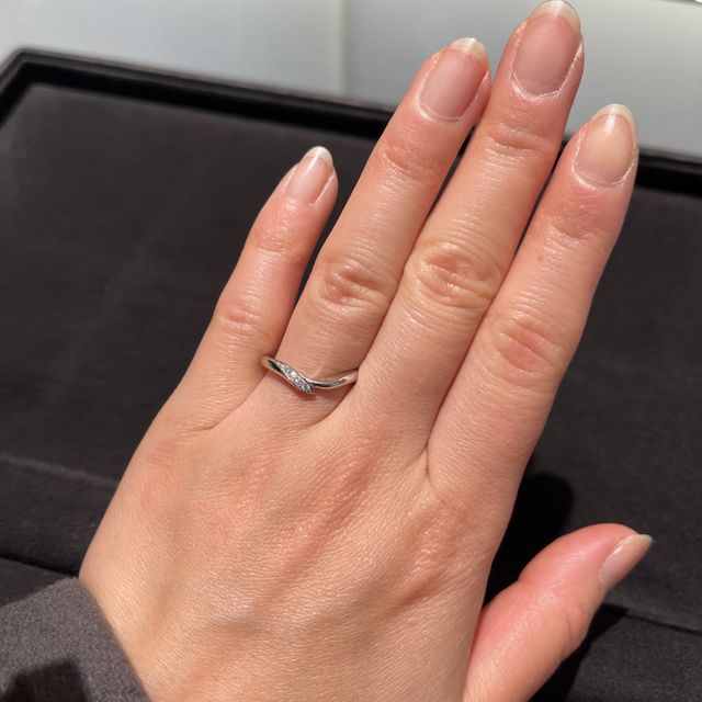 【俄(にわか)の口コミ】 出会った頃の初々しい気持ちを薄紅の桜でイメージした結婚指輪とのことで…