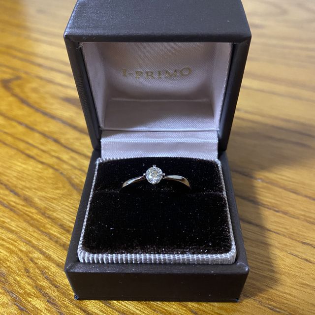 【アイプリモ(I-PRIMO)の口コミ】 指輪のデザインについてはまっすぐなリングでは無く、曲線を描いたリング…
