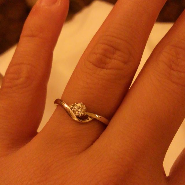 【4℃ BRIDAL(ヨンドシーブライダル)の口コミ】 婚約指輪なのでやはりダイヤが輝くものをと思っていました。
こちらの指輪…