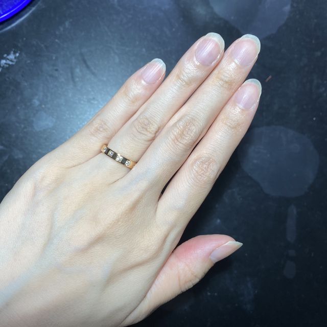 【ブルガリ(BVLGARI)の口コミ】 直線的なマシーンカットが特徴的で、ダイヤモンドもスクエア型のホールに…