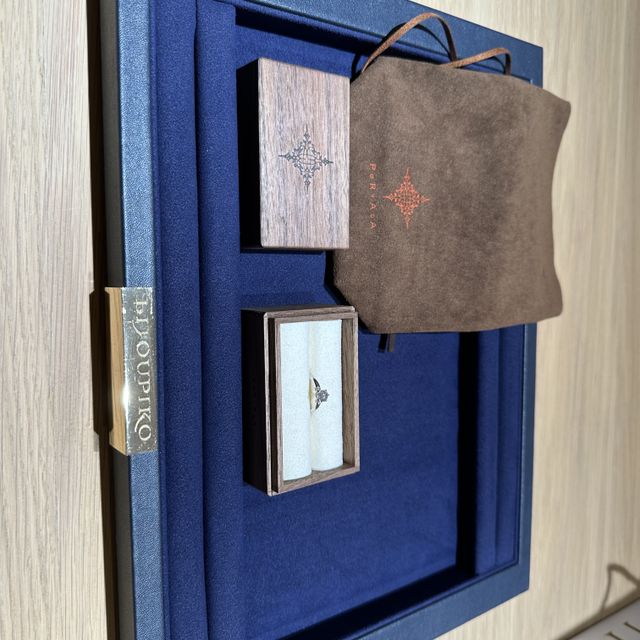 【PORTADA(ポルターダ)の口コミ】 丸みが強くつけた感覚がとても良さそうでした。
台座の下に細かいダイヤが…