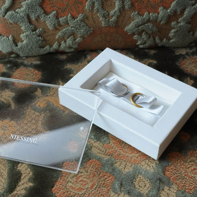 【NIESSING(ニーシング)の口コミ】 二人の指輪の一部分の素材が入れ替わっていて、お互いの一部を分け合って…