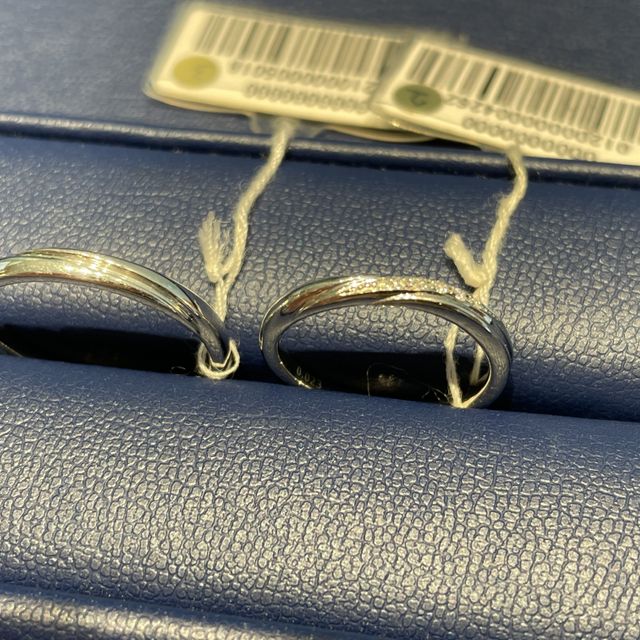 【銀座ダイヤモンドシライシの口コミ】 最初はストレートで選ぶ予定でしたが、着けてみたところストレートとウェ…