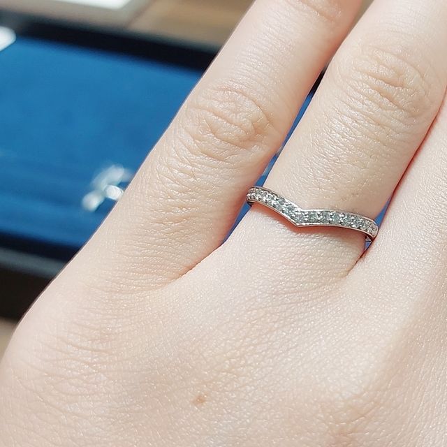 【4℃ BRIDAL(ヨンドシーブライダル)の口コミ】 Vが強めでハーフエタニティの物を探していました。外資系や卸のお店も含め…