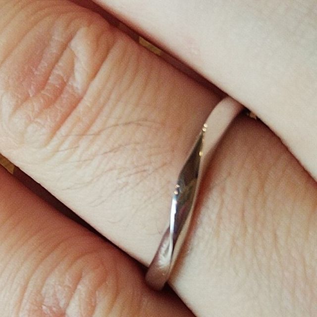 【ith(イズ)の口コミ】 装着感としては着け心地がとても滑らかで、少し大きめでしたが指になじむ…