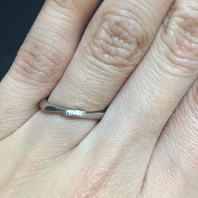 【PORTADA(ポルターダ)の口コミ】 リングの形とダイヤの入ってるデザイン、指輪の側面が手になじむようなカ…